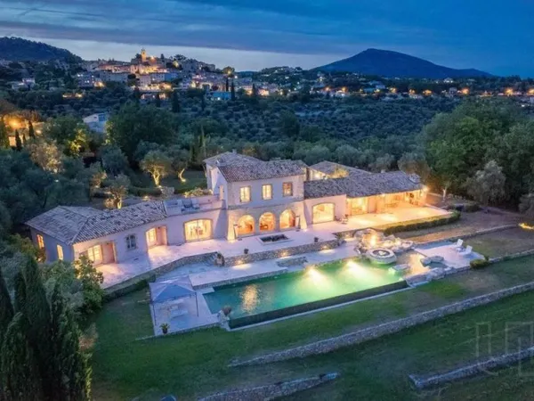 Villa 5 pièces 700 m²