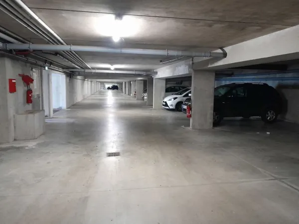 EMPLACEMENT DE STATIONNEMENT COUVERT