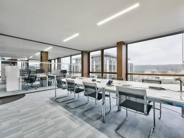 Dans un complexe immobilier de bureaux au pied de l'A13 et du Pt de St Cloud