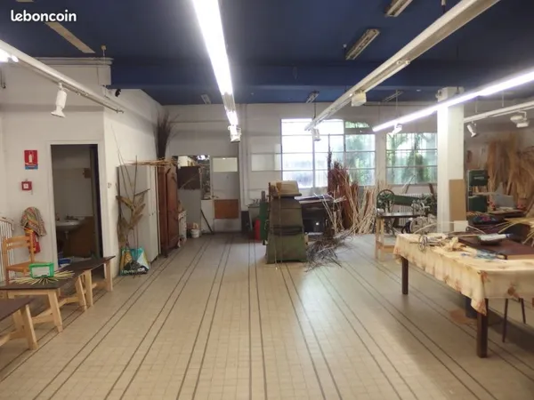 Local commercial, magasin bureau