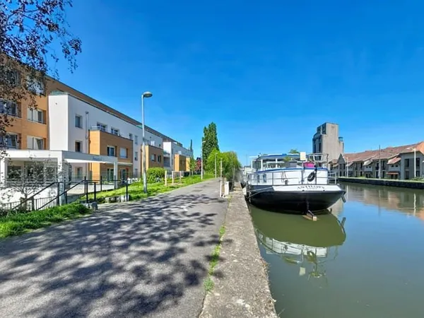 APPARTMENT AVEC TERRASSE, GARAGE ET CAVE ENTRE LA PÉPINIÈR