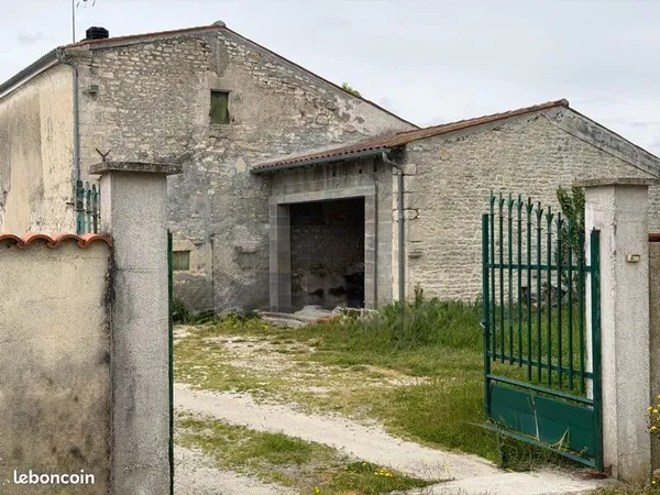 Propriété de caractère terrain + dépendances pierre centre bourg