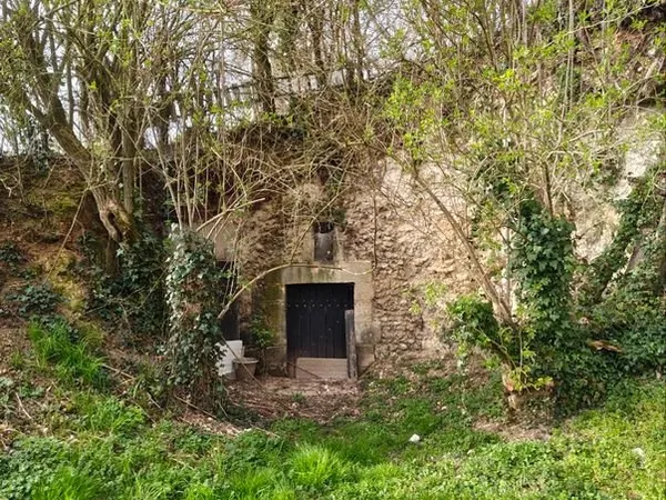 Cave troglodyte tuffau naturelle 70m2