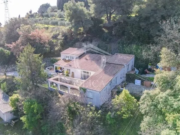 Belle maison avec grand terrain et vue dégagée sur les collines