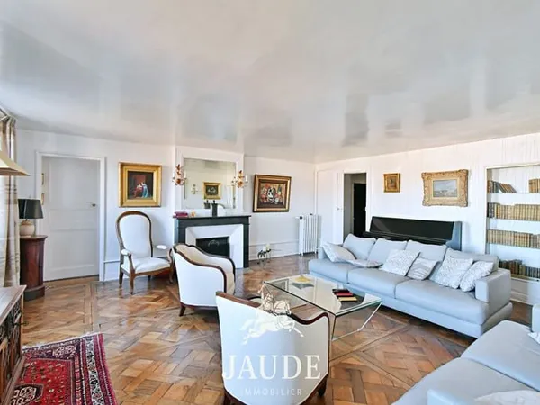 Appartement de caractère de 207 m2 en dernier étage avec vue