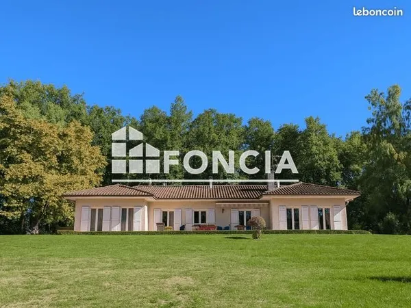 Maison T6 avec piscine et dépendance