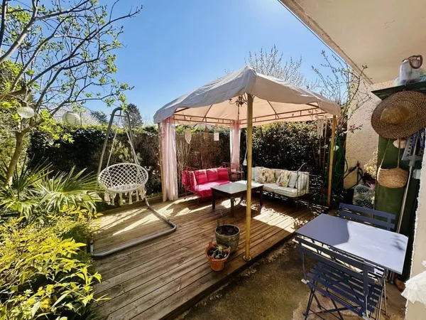 Appartement T2 de 45m² avec terrasse, cellier et parking - entièrement refait