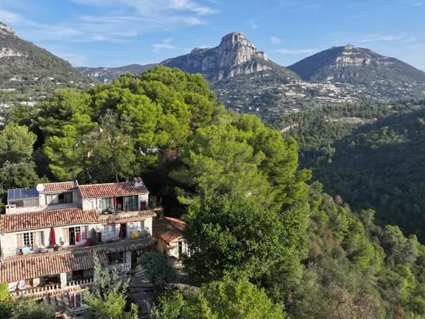 VENCE - IDEAL POUR INVESTISSEUR- BASTIDE EN PIERRE COMPOSÉE DE 11 GÏTES APPARTEMENTS