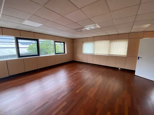 À LOUER BUREAUX 300 m2 BORDEAUX LAC - BORDEAUX RAVEZIES / TRAM C