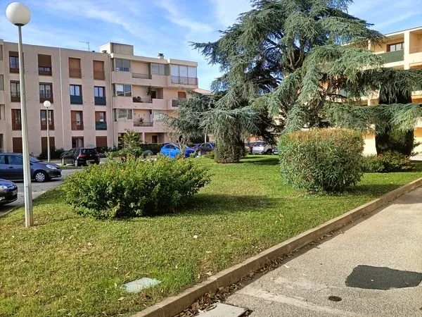 Part vend Appartement SANARY-SUR-MER de 30 M2 meublé +Place de Parking privé avec grand balcon/celli