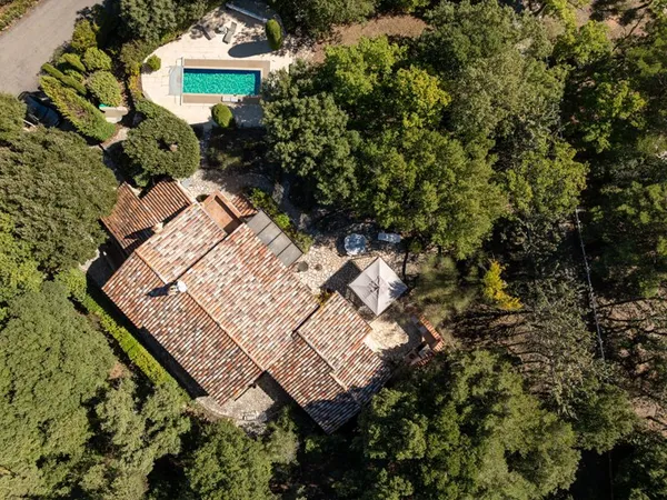 A VENDRE EN EXCLUSIVITE à TOURTOUR Maison de 132 m² + piscine + véranda de 15m²