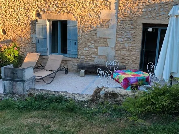 Petite maison meublée, électricité, eau et internet compris