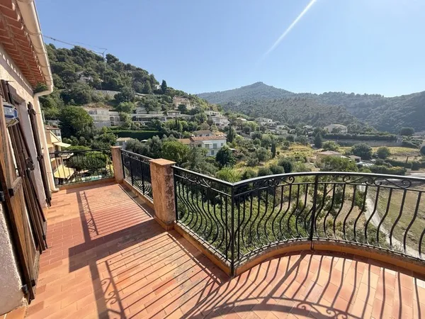 Grand 4 pièces au dernier étage de maison avec terrasses, pa