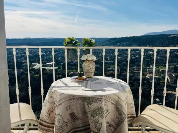 Village St Paul de Vence - 2p avec vue féérique + Grenier aménageable