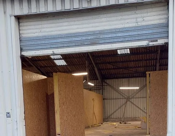 Local de stockage porte sectionnelle proche 4 voies