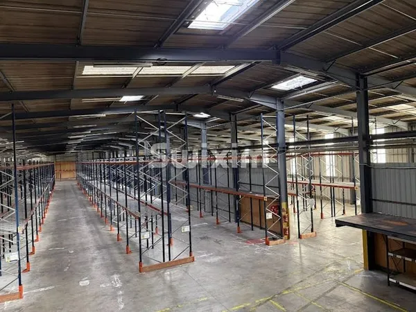 Local 10 pièces 4100 m²