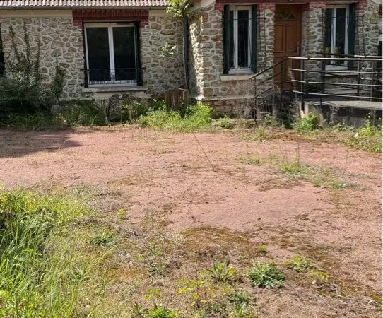 Maison mitoyenne avec jardin - Fort potentiel à rénover