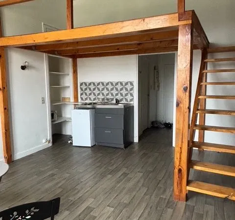 Grand T1+ mezzanine lumineux semi-meublé 5e étage ascenseur