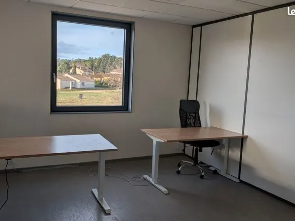 Bureau 27 m² (charges comprises ) avec coin repas commun et terasse - Napollon