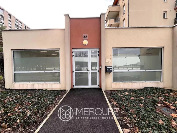 BOURGOIN JALLIEU - Exclusivité - Local professionnel 81 m²