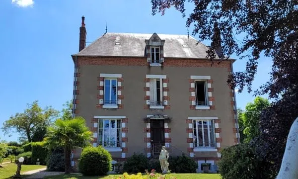 MAISON DE MAÎTRE À L'ORÉE D'UNE PETITE VILLE HISTORIQUE
