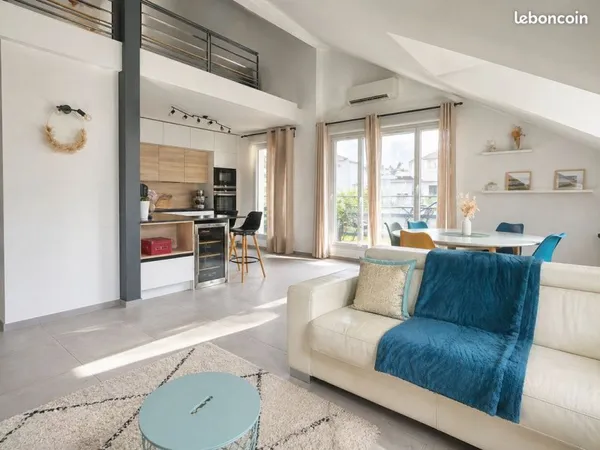 Rare toit-terrasse meublé - dernier étage, 3 chambres, 50 m² de terrasses, 2 garages