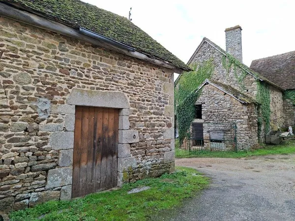 Fermette habitation 180 m2 habitable, et nombreuses dépendances à rénover. Moins de 10min d'Alencon,