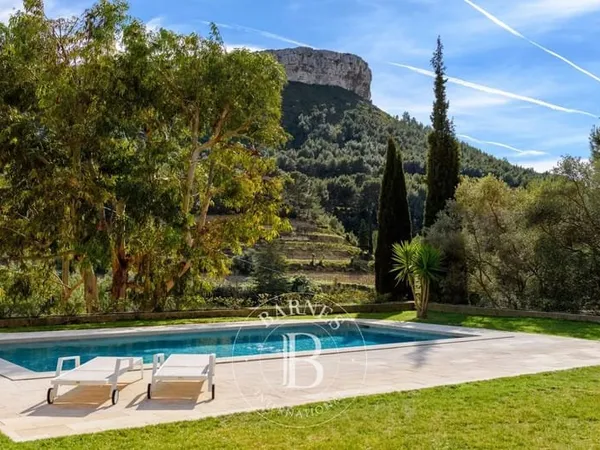 VENTE - CASSIS - LES JANOTS - VILLA DE PLAIN PIED - PISCINE - DÉPENDANCE