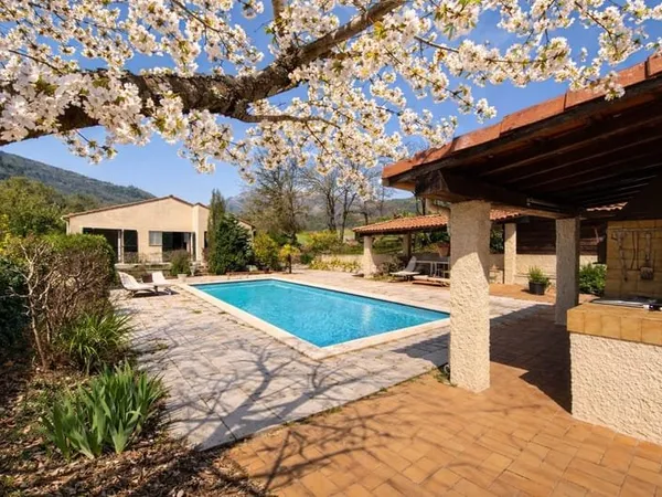 Villa de plain-pied avec piscine chauffée et vues panoramiqu