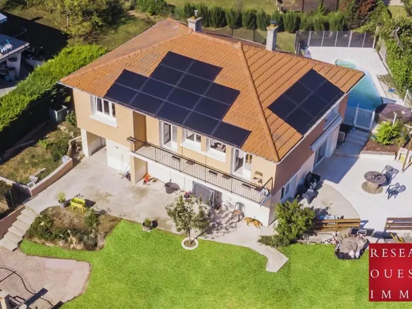 MAISON FAMILIALE DE 180M2 AU COEUR DU VILLAGE DE SAINT GENIS