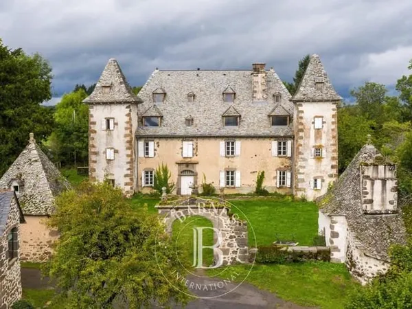 Château du Xviii eme à la Frontière du Cantal et de l'Aveyron