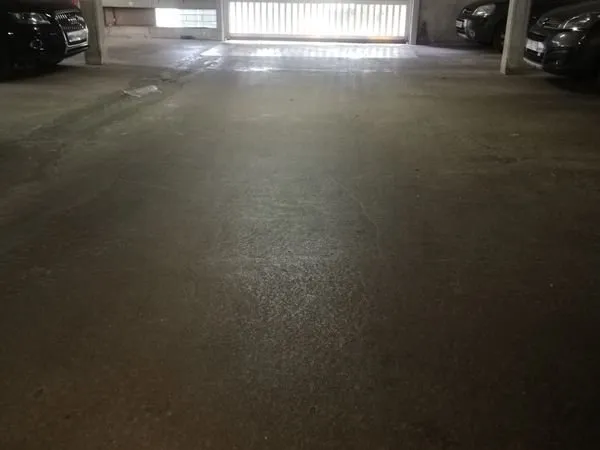 Une place de parking souterraine