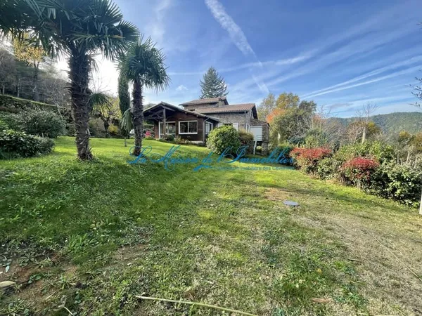 Propriété avec 2 habitations sur 4623 m2 de terrain avec pis