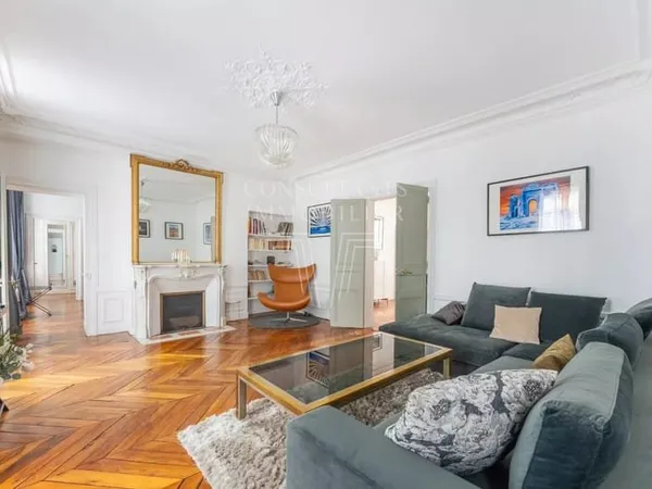 APPARTEMENT FAMILIAL TRAVERSANT