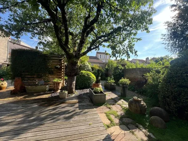 Maison rénovée de 245m² avec jardin à Tonneins - Centre-ville
