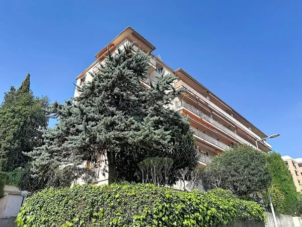 Appartement T3 dernier étage avec balcon, garage et cave