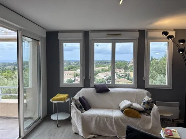 Lorgues , Appartement très Lumineux Avec Une Grande Terrasse