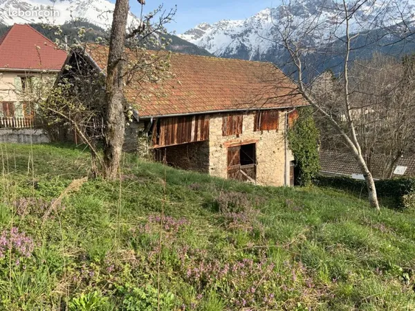 Grange à rénover - 780 m² - Vue dégagée - Exposition plein Sud - Laval en Belledonne, Isère (Le Fuzi