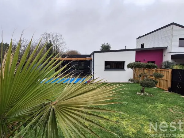 Maison contemporaine à vendre proche du golf de Ploemel - 5 pièces, 3 chambres, piscine