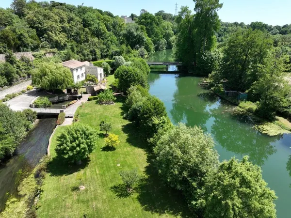 PROPRIETE BORDEE PAR LA RIVIERE