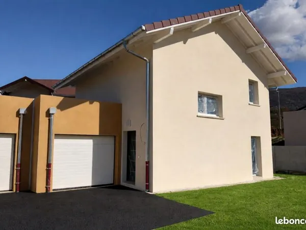 Maison Neuve - Emplacement Privilégié au Coeur du Village