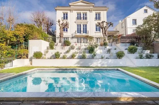 Maison 12 pièces 379 m²