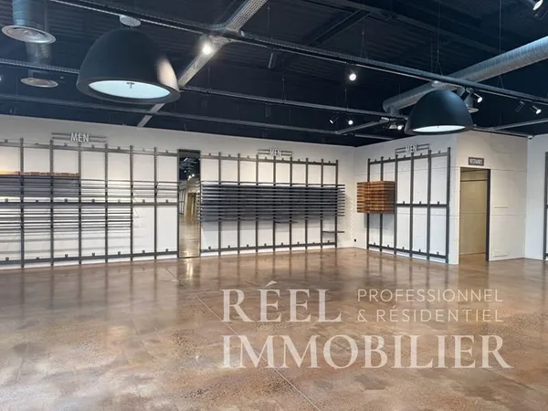 Auch : Local commercial de 600 m² dans zone commerciale