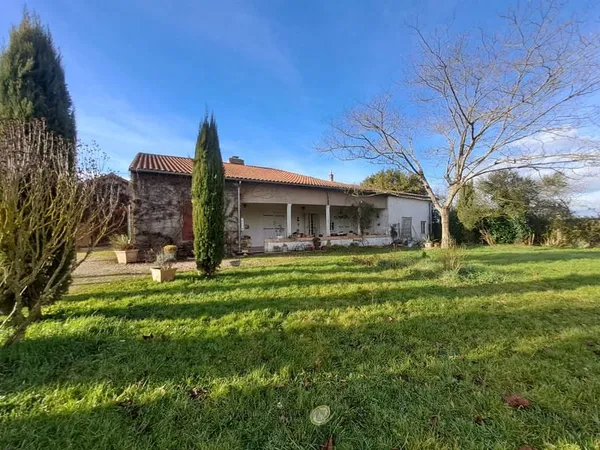 Maison familiale avec logement indépendant et grand jardin .