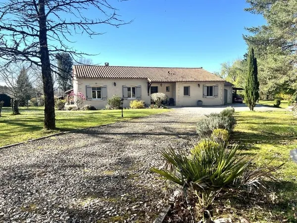 Bungalow individuel impeccable de 4 chambres avec piscine et vue