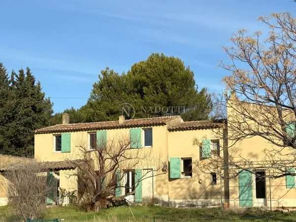 Lauris - Villa avec piscine et dépendance sur beau terrain plat