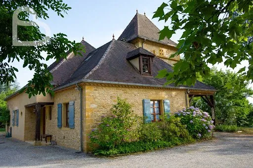 Maison 8 pièces 230 m²
