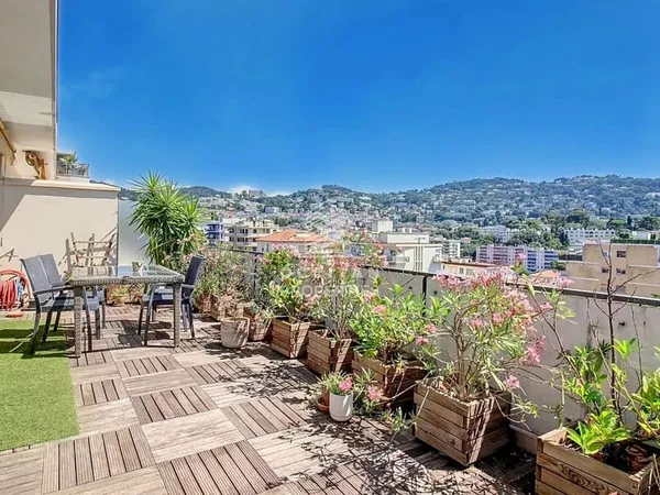 Penthouse - Dernier étage - Terrasse 60 M2