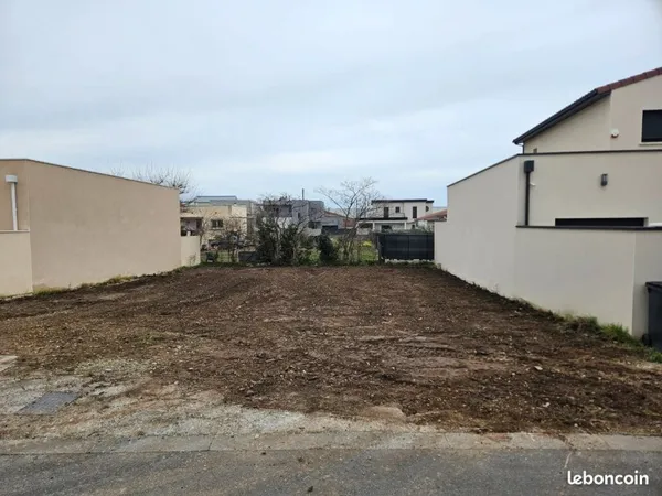 Terrain viabilisé 338 m2 idéalement situé