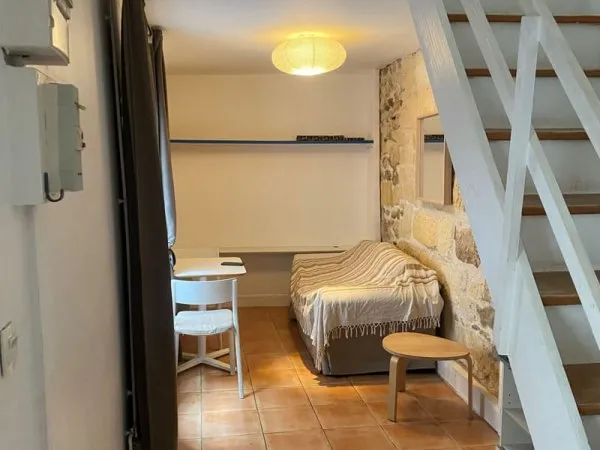 Maisonnette meublée sécurisée en duplex avec une chambre d'environ 25 m² - Proche des lycées Michel 